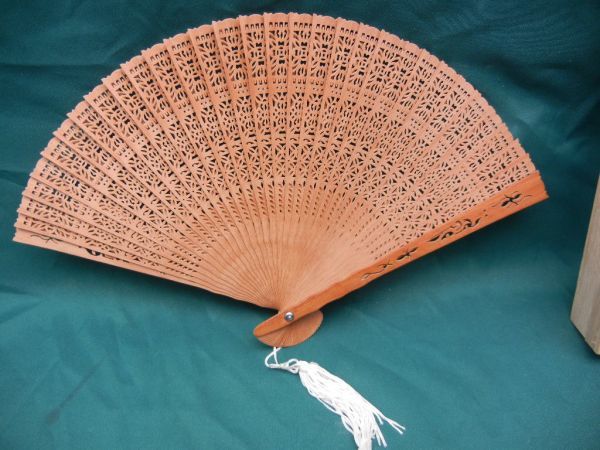 桐箱入 白檀扇子 送料込み ○ 透かし彫り 長さ 約20.5cm 良い香りです