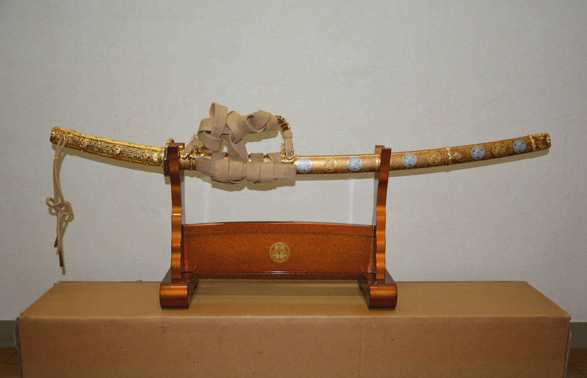 八代将軍吉宗公佩用 葵紋散黄金造毛抜形太刀拵（徳川吉宗・三葉葵・模造刀）