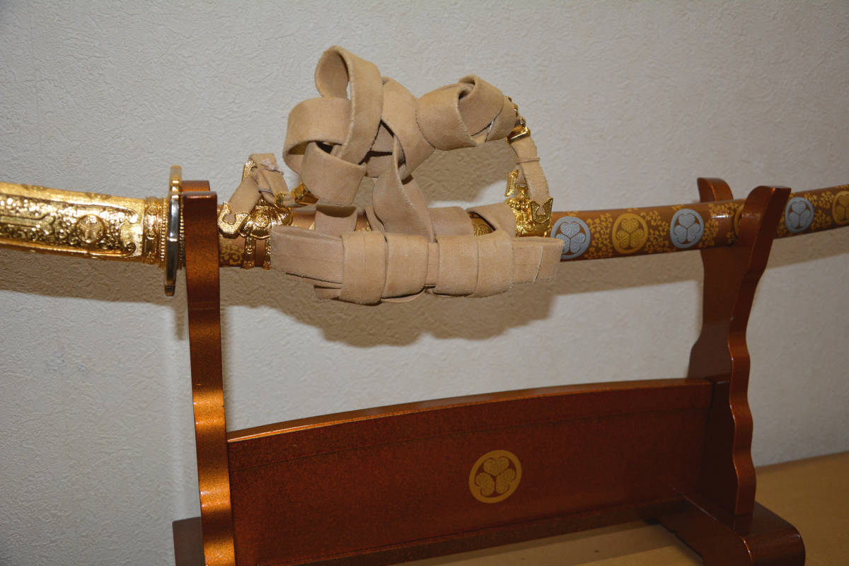 八代将軍吉宗公佩用 葵紋散黄金造毛抜形太刀拵（徳川吉宗・三葉葵・模造刀）