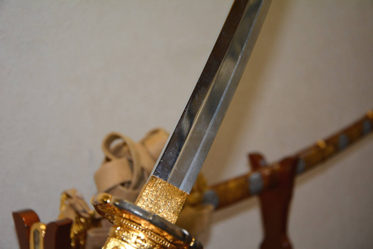 八代将軍吉宗公佩用 葵紋散黄金造毛抜形太刀拵（徳川吉宗・三葉葵・模造刀）