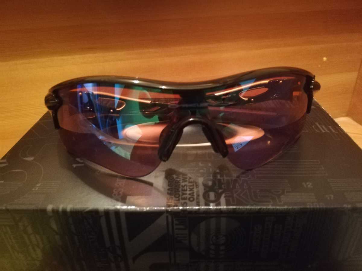 ほぼ新品！OAKLEYオークリー スポーツサングラス ！ 箱付きほぼ新品
