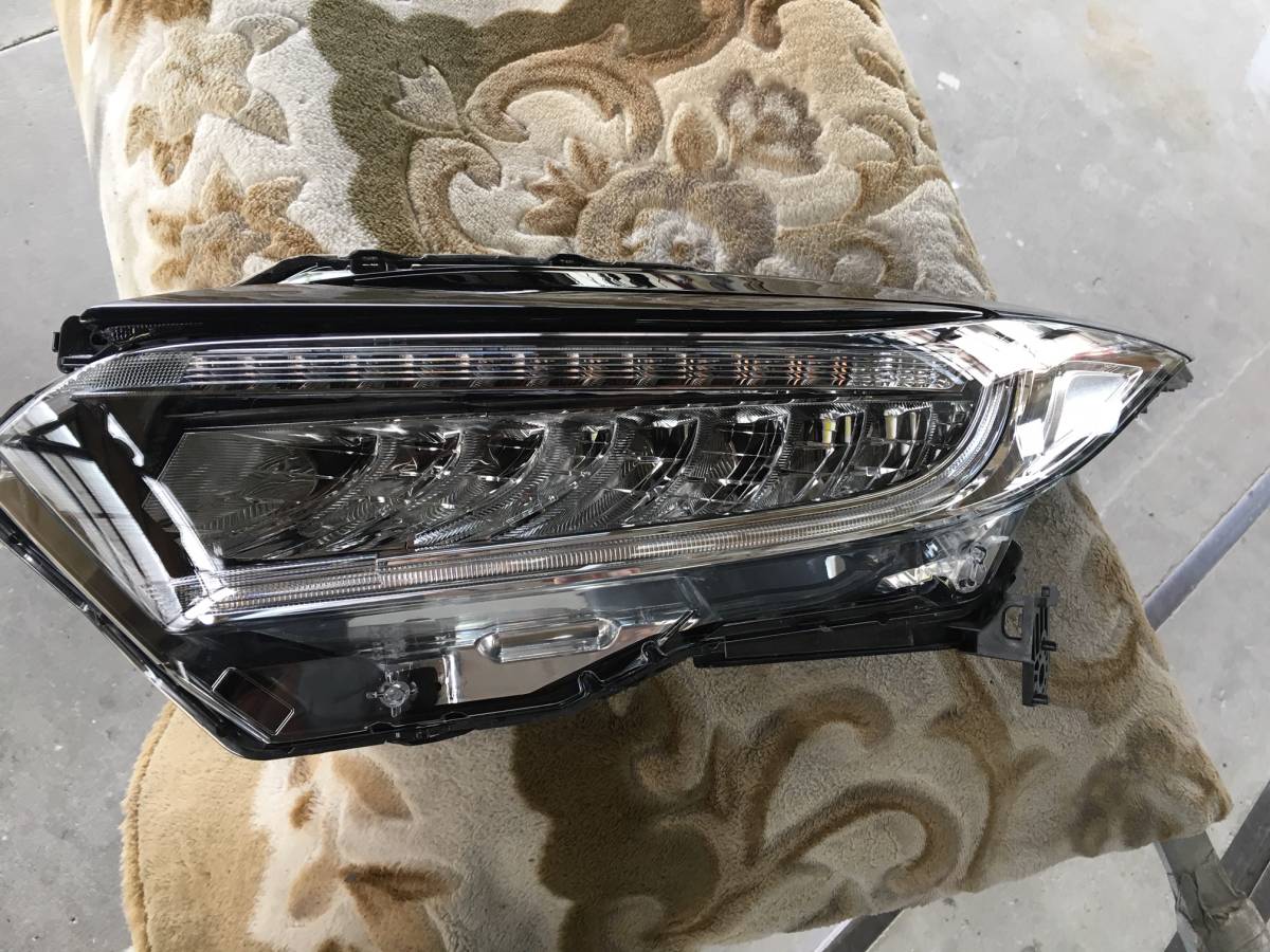 ヴェゼル RU4 ヘッドライト 右 LED 美品 LED ヴェゼル 右 HONDA