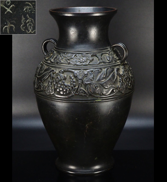 治】在銘 唐銅製 陽刻葡萄葉紋双耳花瓶☆高34cm 置物 花器 AL50