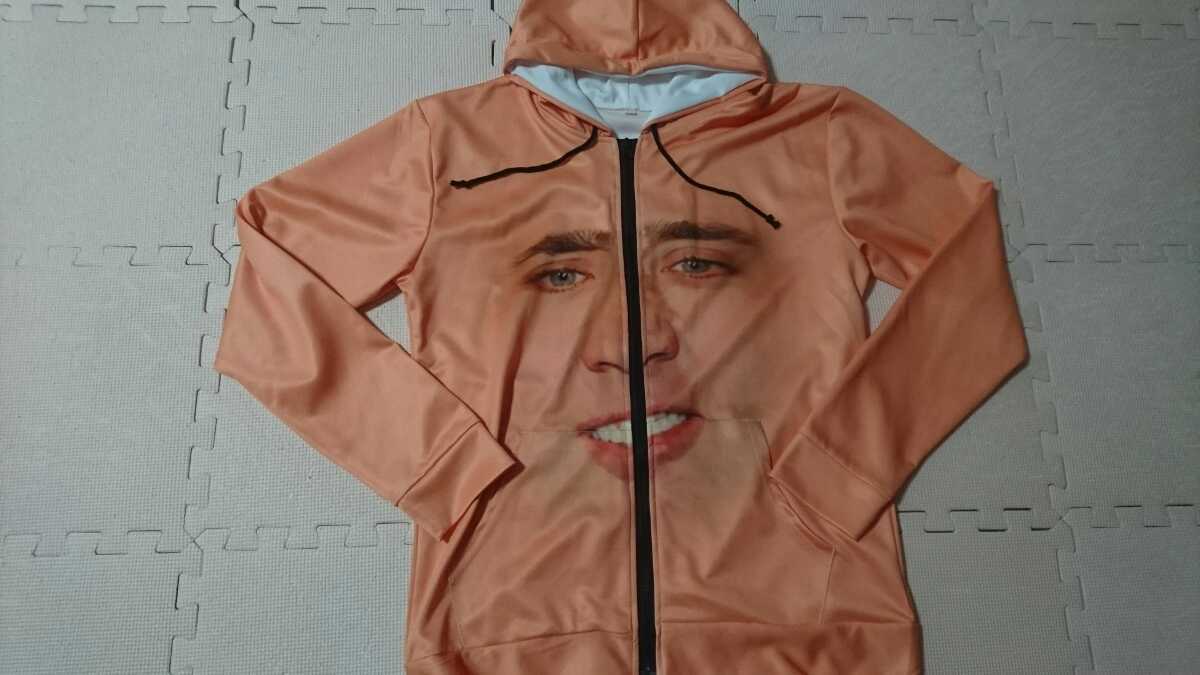 ⁄ - サタンタンゴ ソロイストが映画『サタンタンゴ』とのコラボTシャツ 