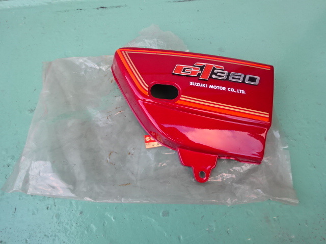 GT380 GT380B7 スズキ純正 サイドカバー 右側のみ 当時物新品 純正