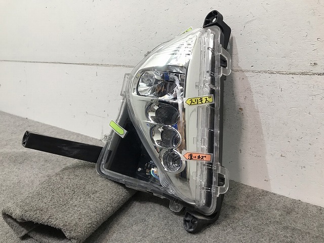 トヨタ　50プリウス前期　左フォグランプ プリウス ZVW50/ZVW51/ZVW55 純正 前期 左フォグランプ/ライト/レンズ