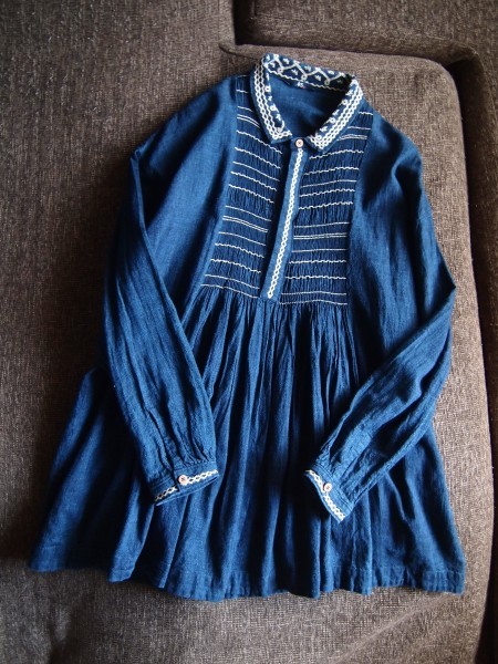 ★藍染めと刺繍が醸す静謐な佇まい◎木製ボタンも美しいチュニック シャツ★ 45rpm 45R 即決 ブラウス ワンピース インディゴ染め
