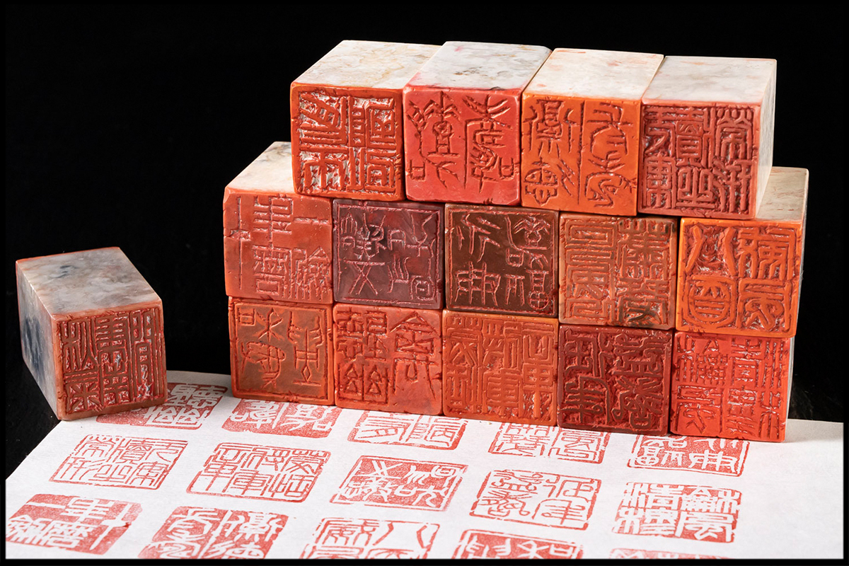 ☆皇帝☆隕石金字塔 高4.5㎝ 石鉄 隕鉄 彫金字塔 ピラミッド型