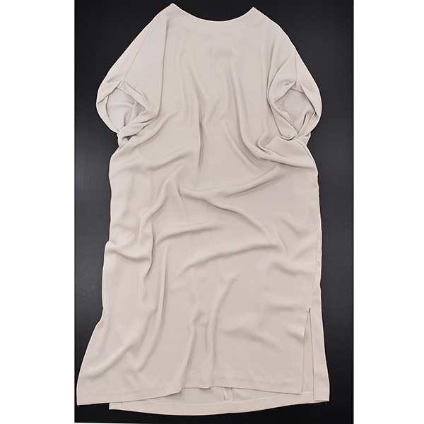 ケービーエフ Kbf とろみ素材 バックリボン ワイドワンピース ベージュ系 ゆったり マキシ丈 One 結婚式やパーティーにも ワンピース 売買されたオークション情報 Yahooの商品情報をアーカイブ公開 オークファン Aucfan Com