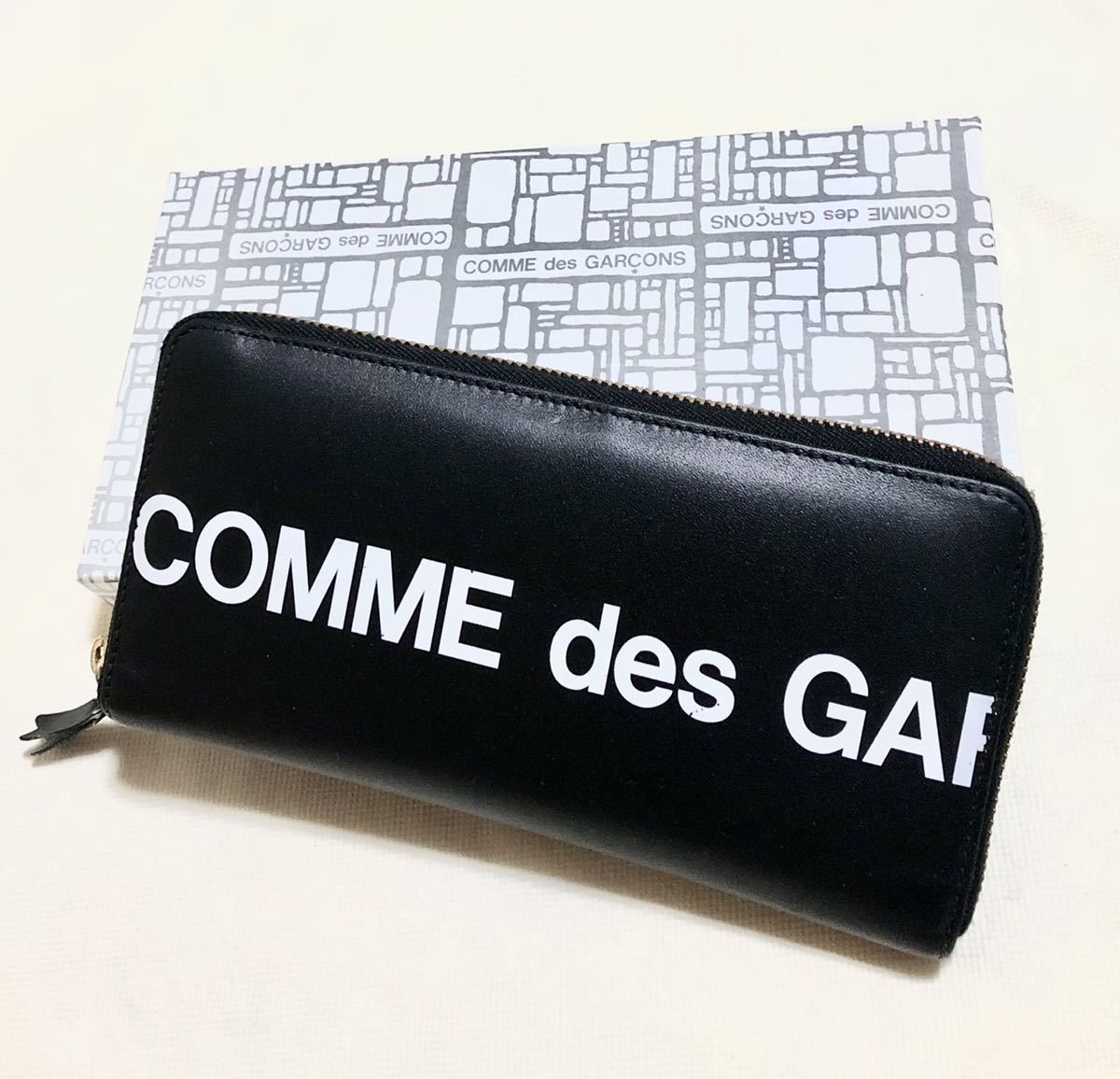 COMME des GARCONS コムデギャルソン ヒュージロゴ ラウンドジップ