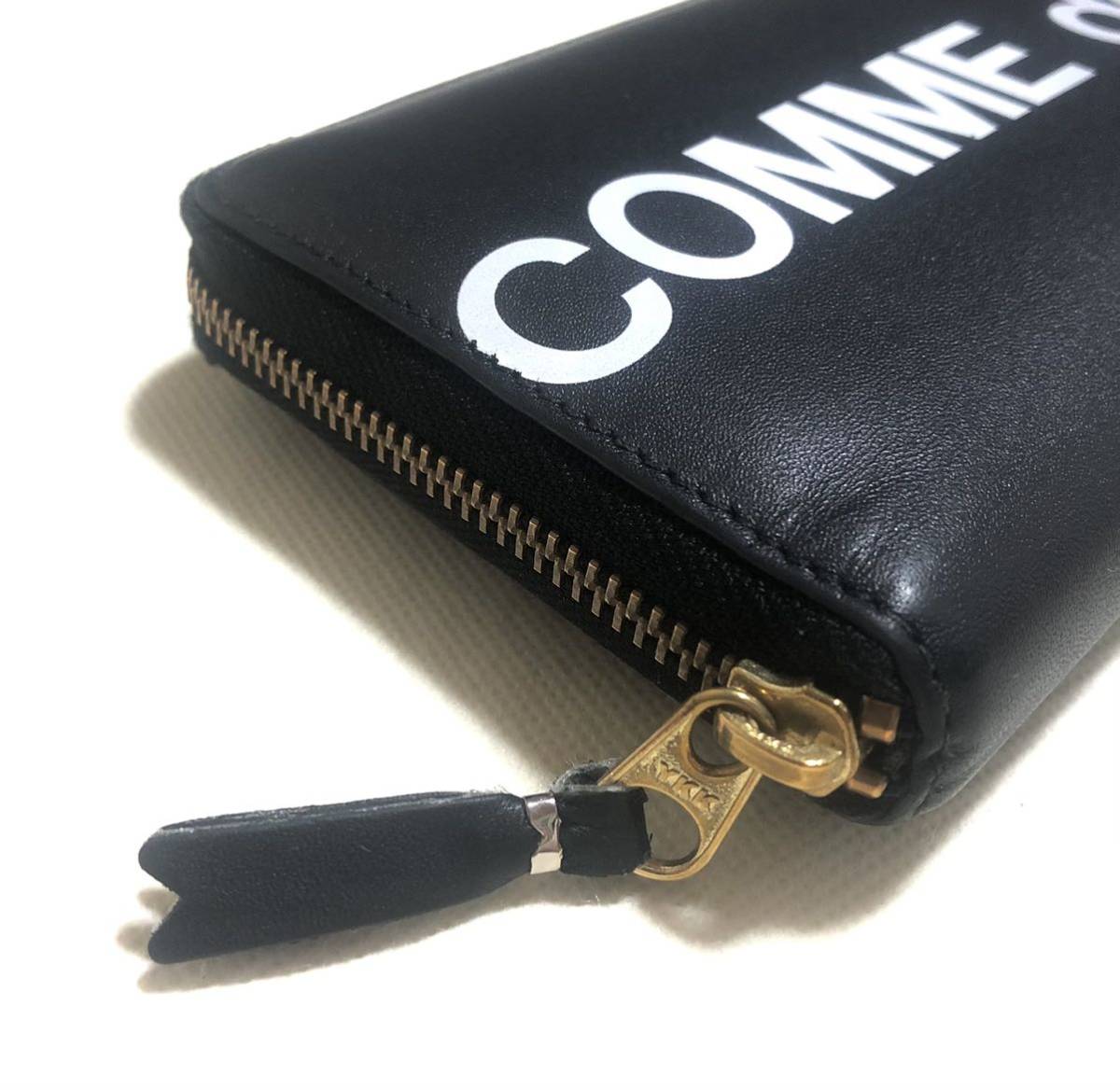 COMME des GARCONS コムデギャルソン ヒュージロゴ ラウンドジップ