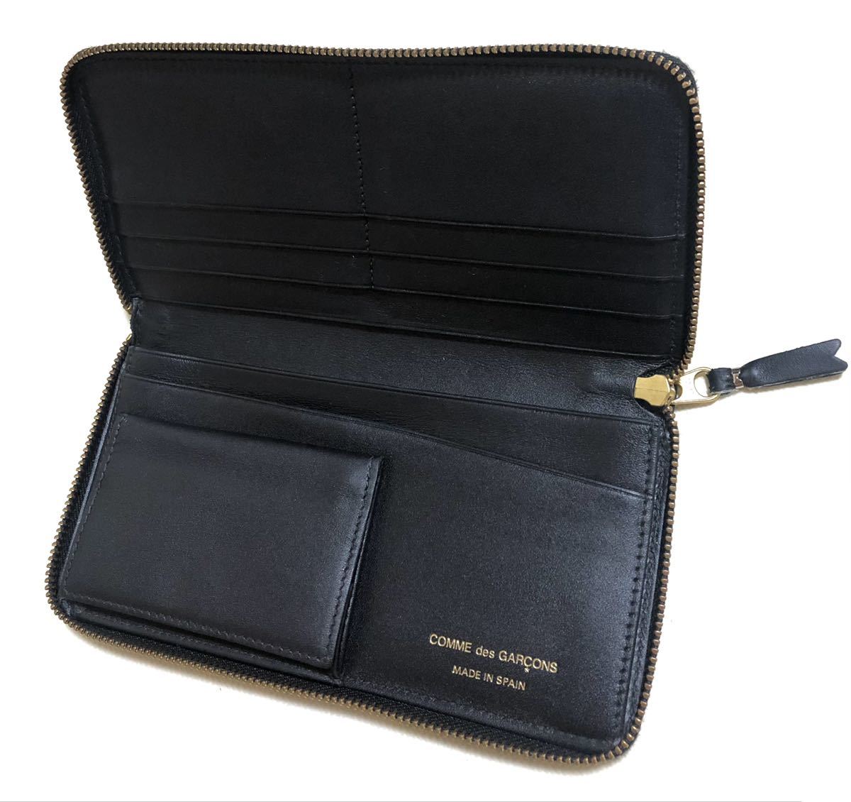 COMME des GARCONS コムデギャルソン ヒュージロゴ ラウンドジップ