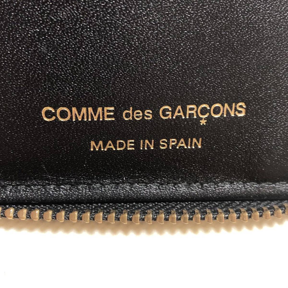 COMME des GARCONS コムデギャルソン ヒュージロゴ ラウンドジップ