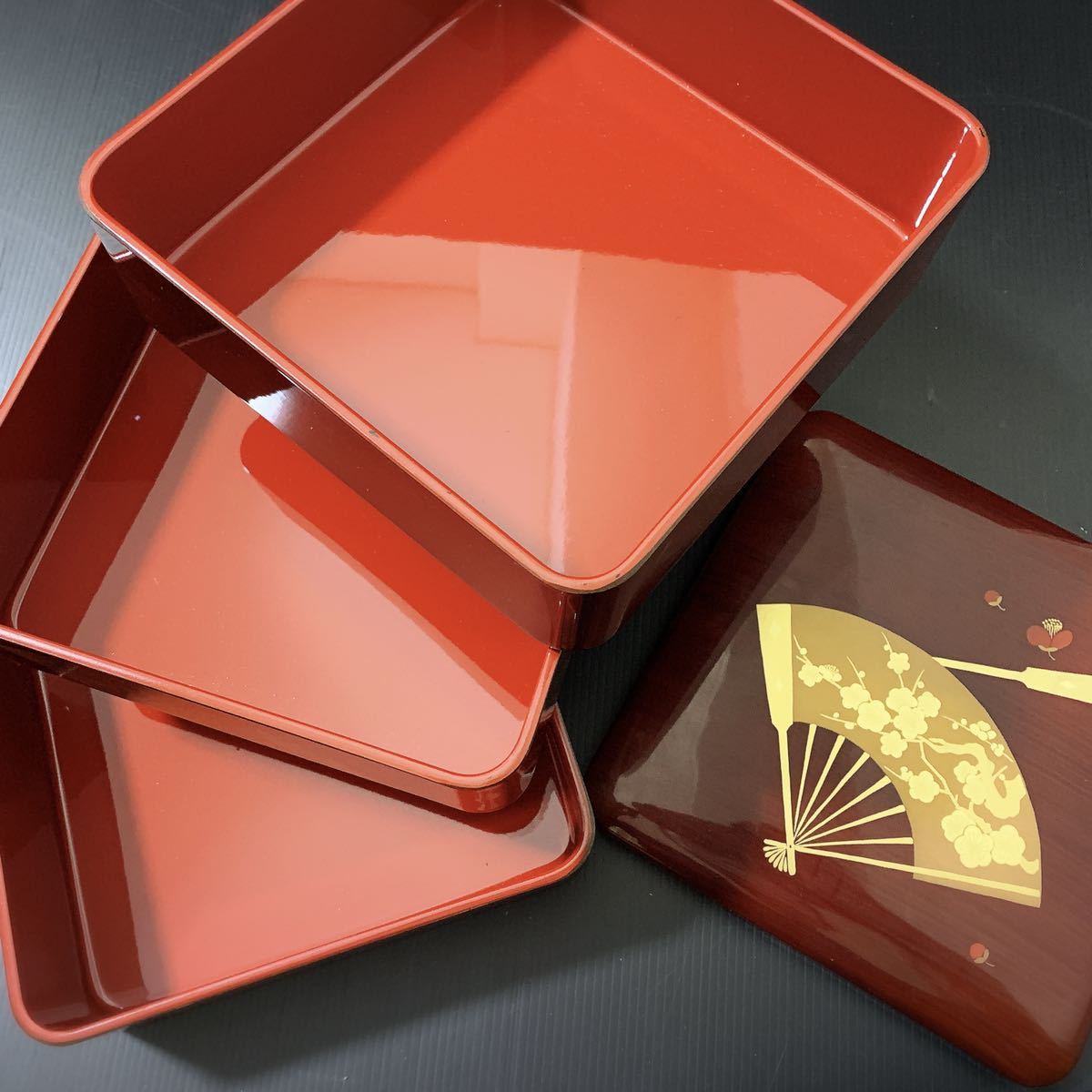 赤い漆器の重箱 3段 扇子デザイン（おせち等） 三段重5.5寸 溜