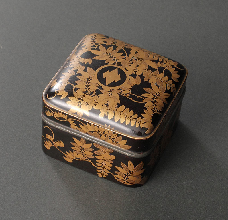 茶道具 香合 錫縁 漆器 唐草文 蒔絵 香箱 小箱 うるし 三つ日の丸扇