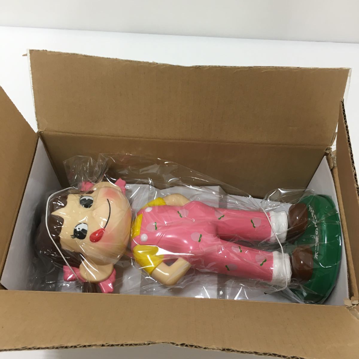 首ふりペコちゃん人形　(ピーチ柄)　 桃　非売品　ペコちゃん人形　首振り　貴重 2009年　当選品 首振りペコちゃん人形（ピーチ柄）\"ペコちゃんオリジナルグッズ 不二家 ⭐︎不二家 ペコちゃん首振り人形 1960年代 ペコ