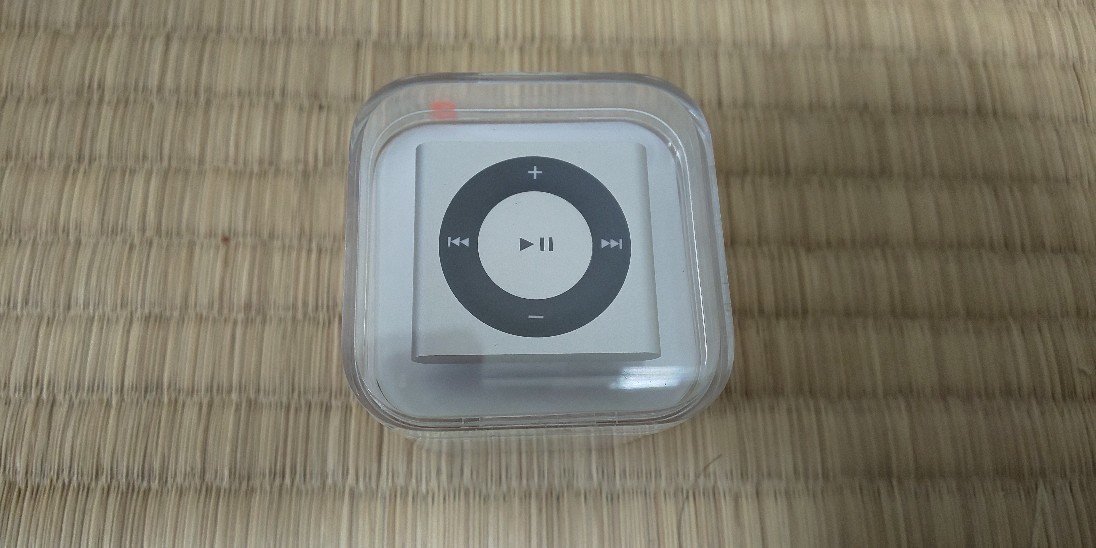第 4 世代 iPod Shuffle の開封と比較の写真