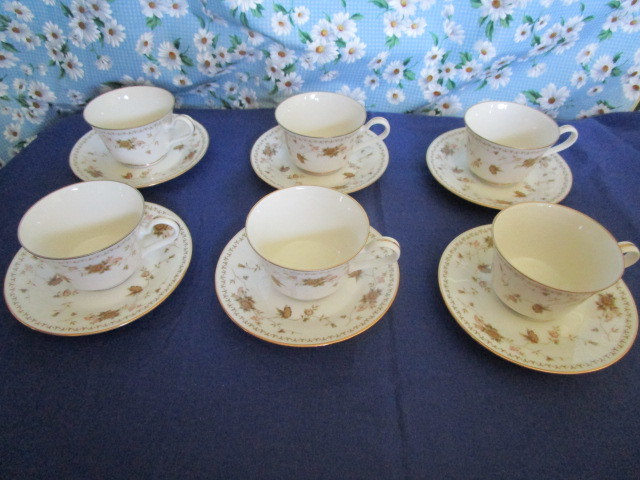 A NORITAKE「ノリタケ(コンテンポラリー)★金彩 落ち着いた色合いの花柄のカップ&ソーサー6客セット」~箱なし 日本製