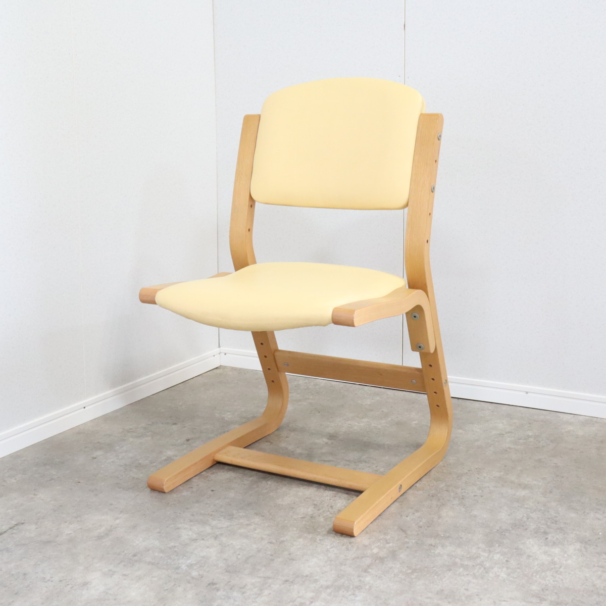 定番人気，低価】 カリモク ベネッセ karimoku Benesse 集中力はぐくみ 