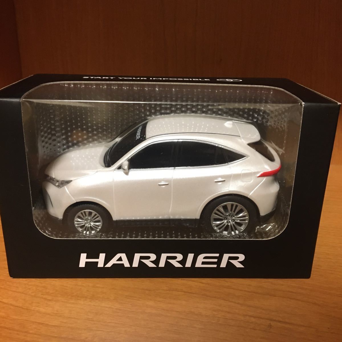 人気，新作登場 トヨタ 新型 ハリアー 非売品ミニカー ホワイト(乗用車)｜売買されたオークション情報、yahooの商品情報をアーカイブ公開 - オークファン 乗用車