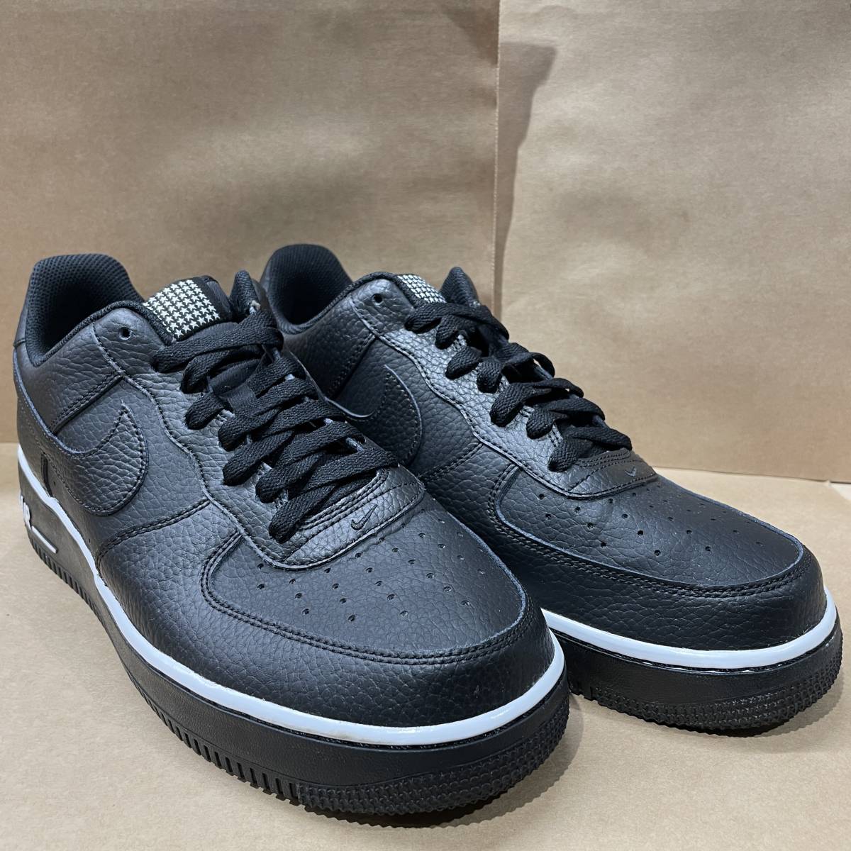 美品】US9 27cm NIKE AIR FORCE 1 LOW 820266-001 BLACK/WHITE ナイキ 