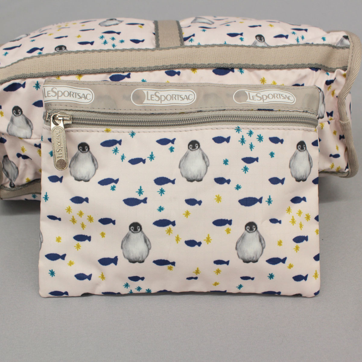 良好◇LeSportsac レスポートサック ペンギン＆魚柄 ポーチ付き 