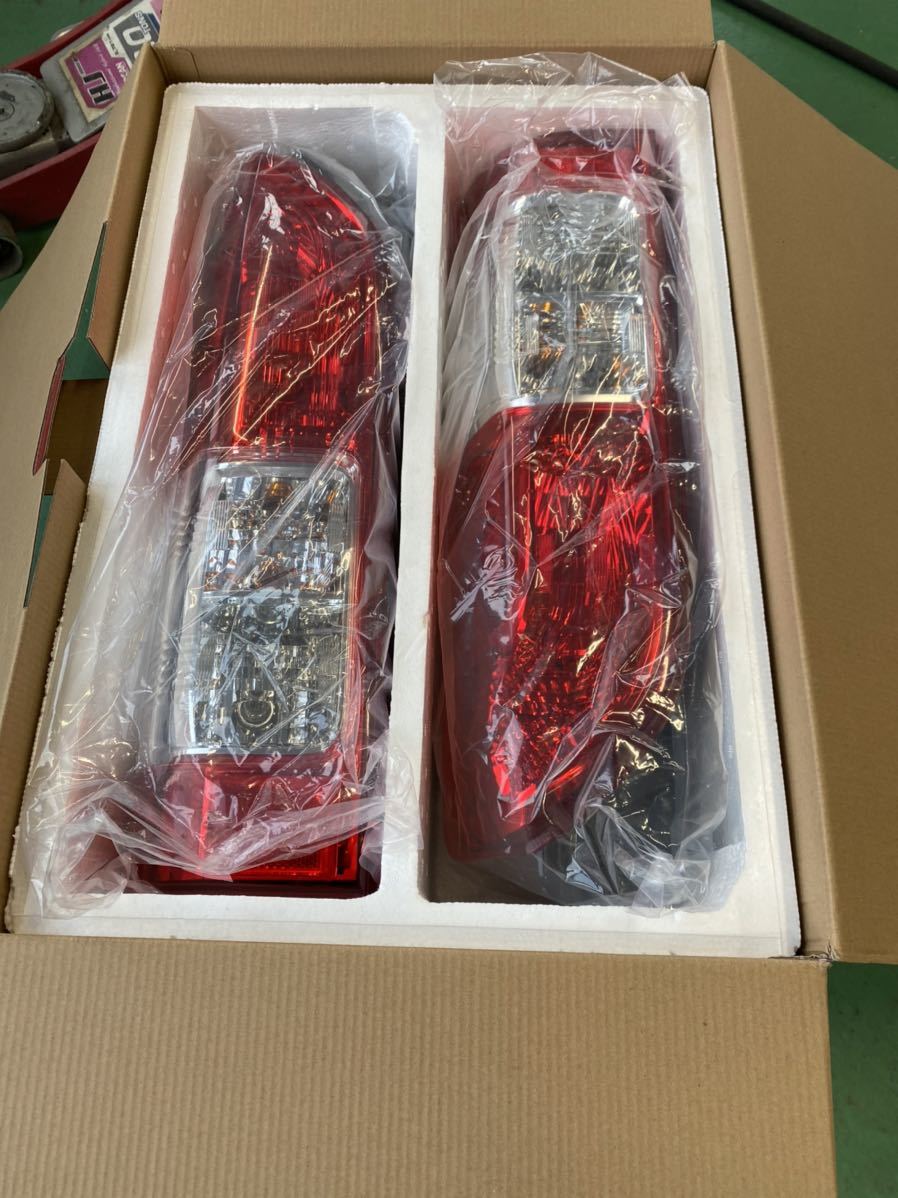 新車外し ハイエース200系6型 テールランプ レジアスエース パーツ