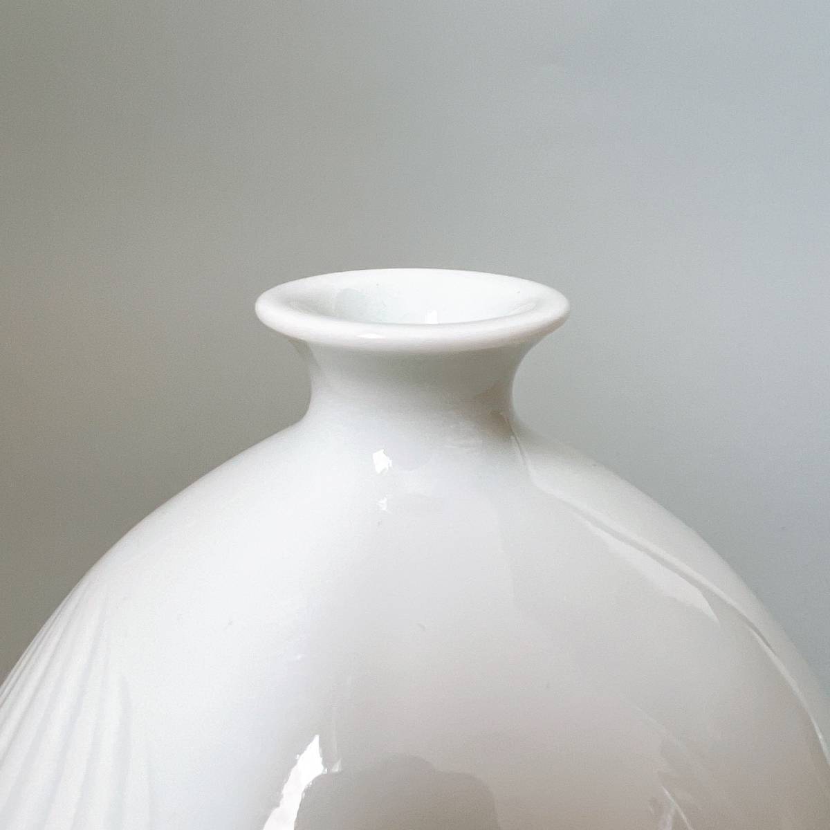 有田焼 日展作家【藤井朱明】朱明作 白磁彫花瓶 一輪挿壺 骨董古美術