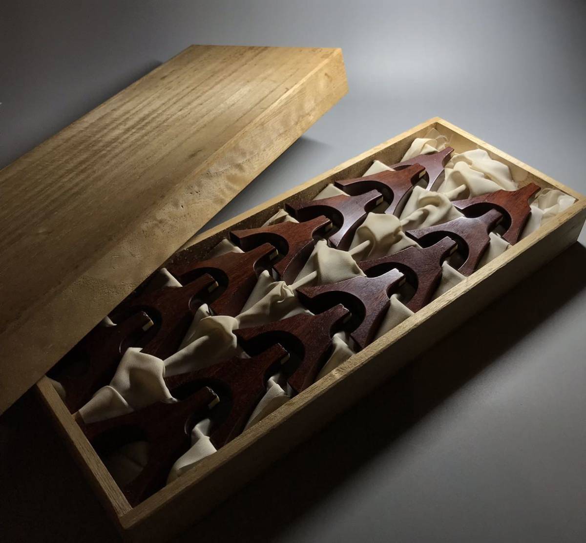  和楽器 箏 唐木 琴柱 共箱 木箱 一式 時代物 20-1(筝、琴)｜売買されたオークション情報、yahooの商品情報をアーカイブ公開 - オークファン 筝、琴