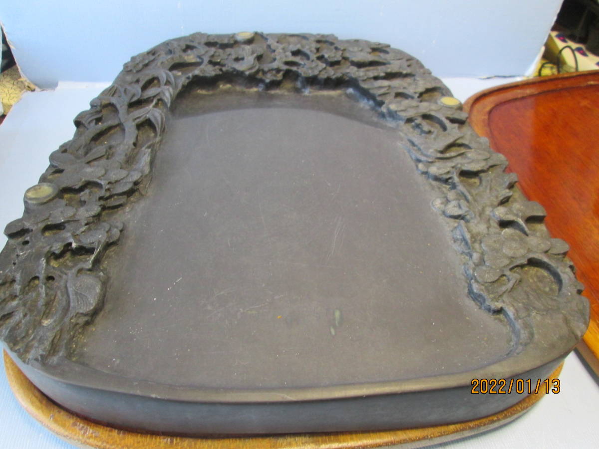 R4-28 端渓硯 大型 7kgs 石眼 梅松花鳥図刻 唐木箱入り 重量7kgs