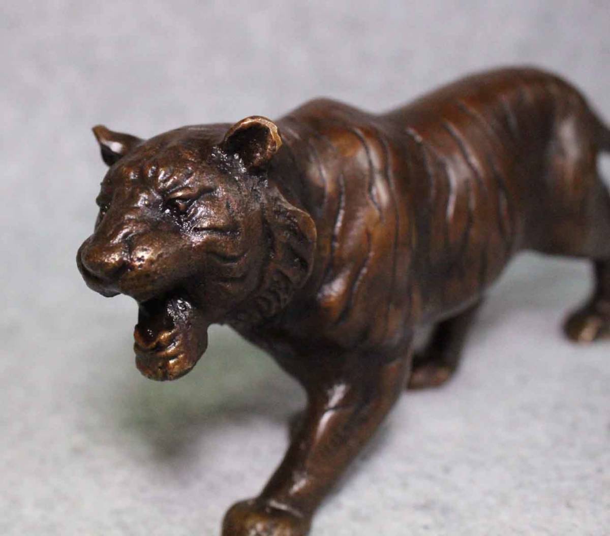 金属工芸□虎 置物 ブロンズ像 曙光□鋳銅 竹中 正晴 造 木箱 トラ