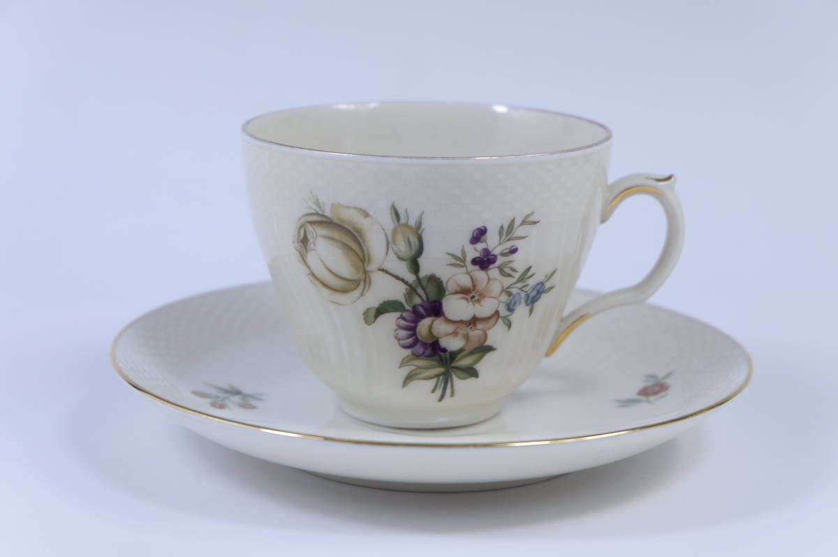 定番人気，格安 ロイヤルコペンハーゲン フリセンボー カップ＆ソーサー ROYAL COPENHAGEN Frijsenborg(ロイヤルコペンハーゲン)｜売買されたオークション情報、yahooの商品情報をアーカイブ公開 - オークファン ロイヤルコペンハーゲン