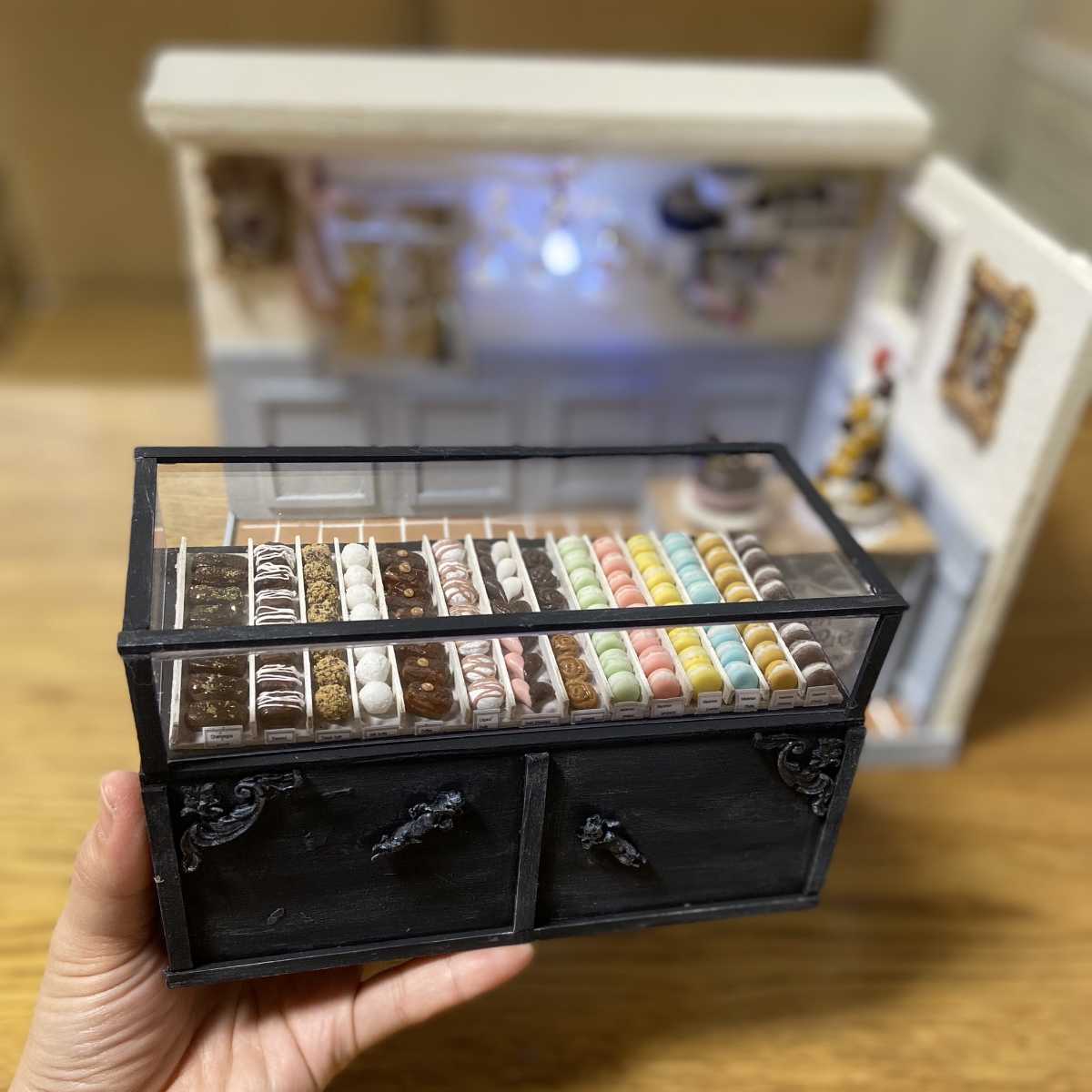 ミニチュアハンドメイド ミニチュアチョコレートショップ ミニチュアフード シャンデリアライト付き ドールハウス 売買されたオークション情報 Yahooの商品情報をアーカイブ公開 オークファン Aucfan Com