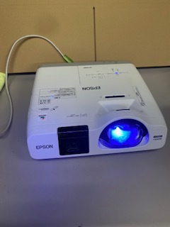 使用時間：432h EPSON EB-536WT プロジェクター 3400lm EPSON EB-536WT プロジェクター 使用時間極少 △ 使用時間極少！ 中古