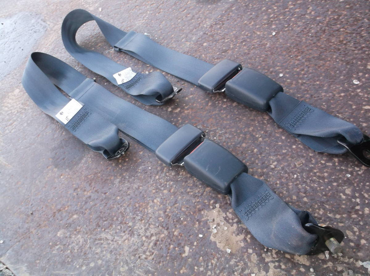 クラウンバン（ＧＳ１３０）リア用シ－トベルト　左右分　走行２８４１１㌔の車両より取り外し品