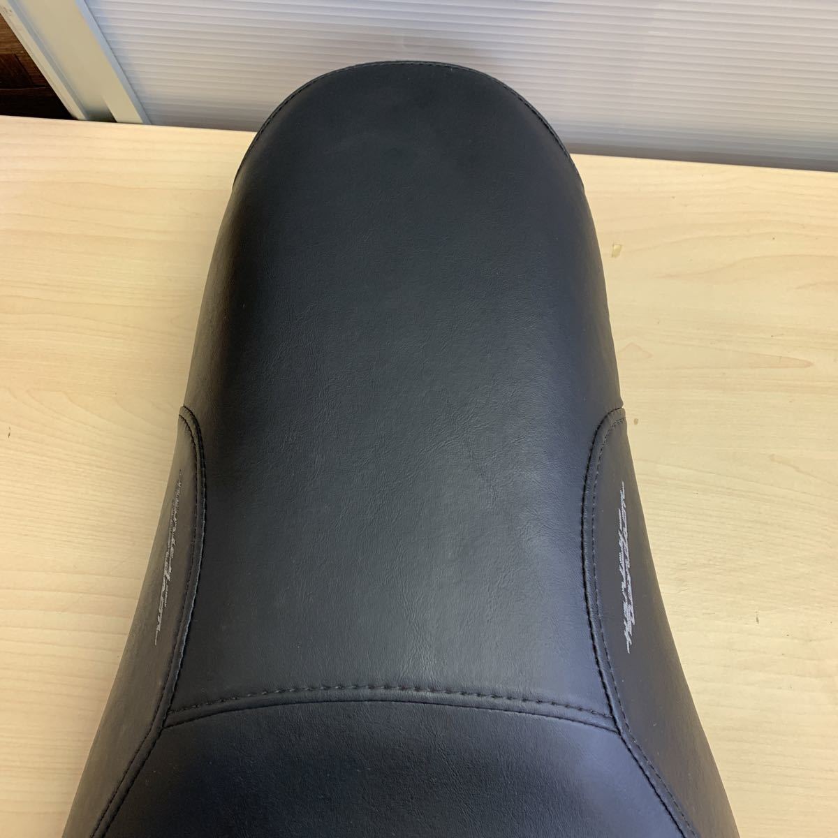 中古品】Harley-Davidson 純正シート RDW-92/61-0067 ダイナ バッド 