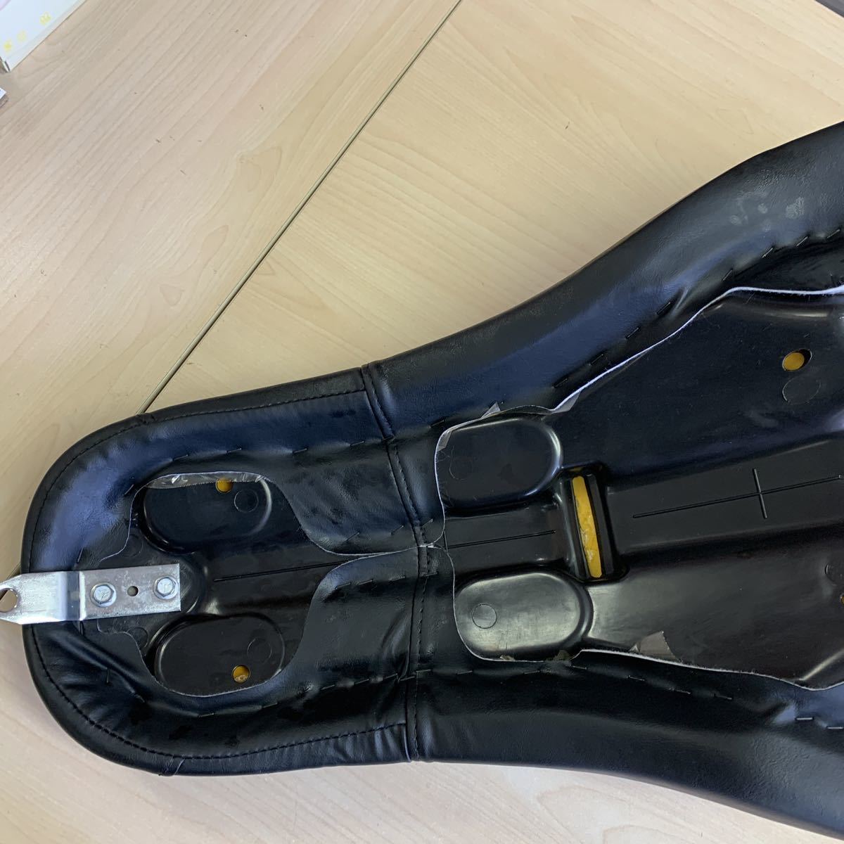 中古品】Harley-Davidson 純正シート RDW-92/61-0067 ダイナ バッド 