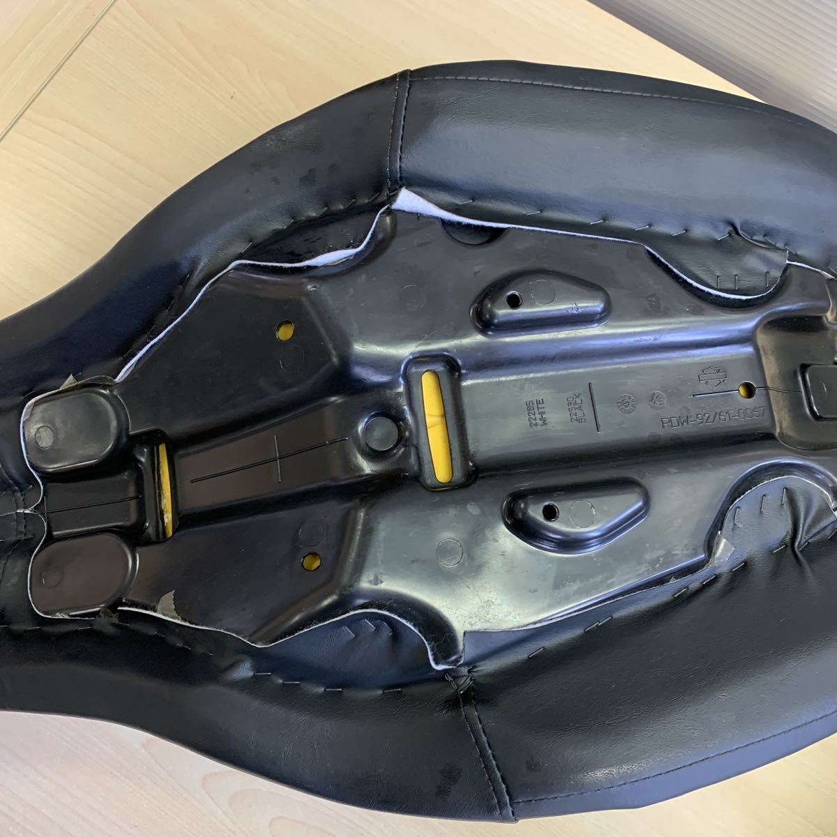 中古品】Harley-Davidson 純正シート RDW-92/61-0067 ダイナ バッド 