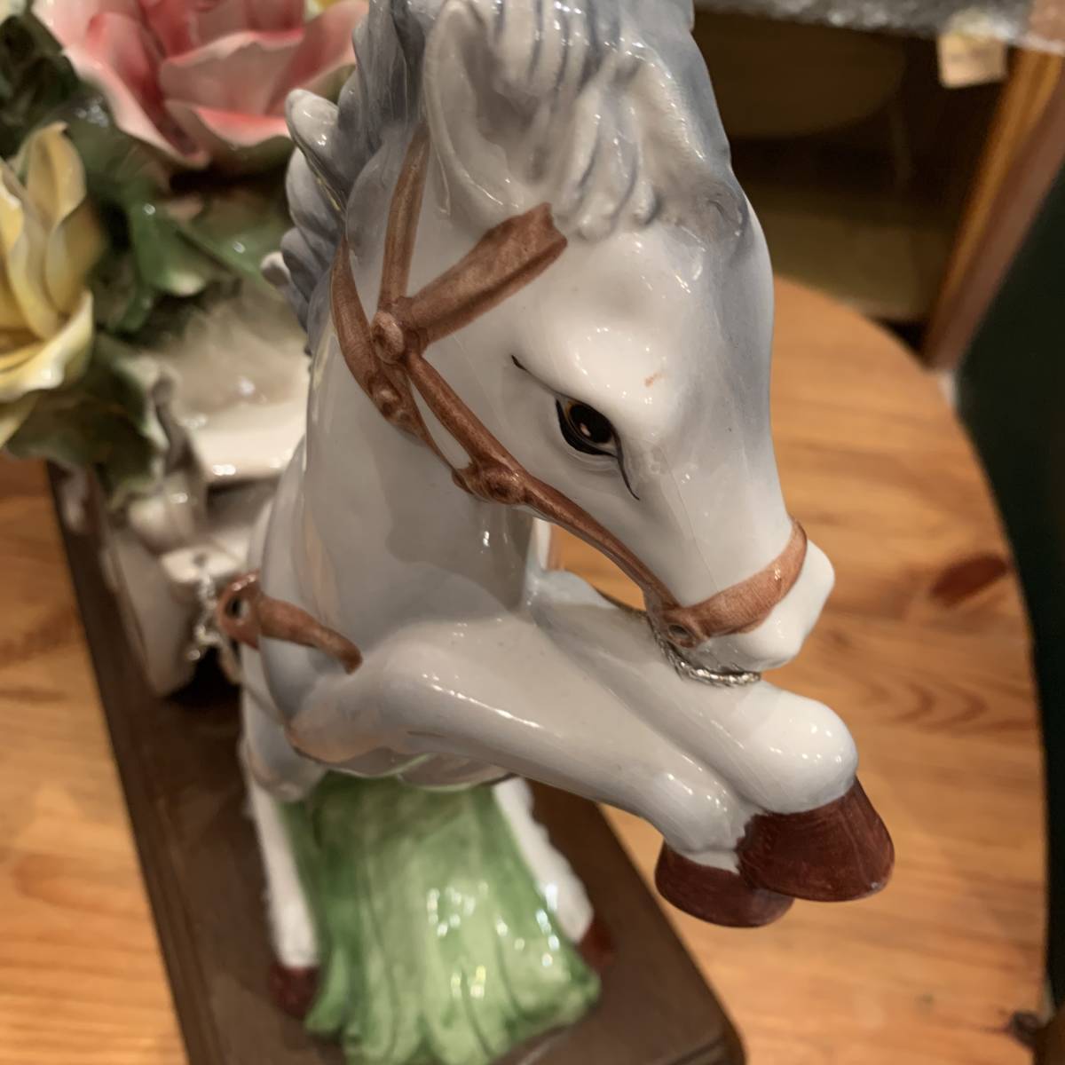 イタリー製□陶器 白馬 陶花 馬車 西洋美術 木製ベース イタリー製□陶器 白馬 陶花 馬車 西洋美術 木製ベース