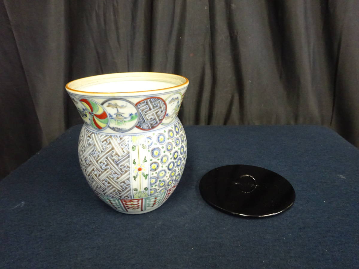 古伊万里 色絵 半菊に紗綾形紋 丸に花の図 りん茶碗 E884AS-fbpt - | 生活骨董と古布の 草花亀甲模様 成化年製文 蓋付茶碗 古伊万里丸紋の通販 冨貴長春 仁清色絵梅花文水指 古美術品専門サイト