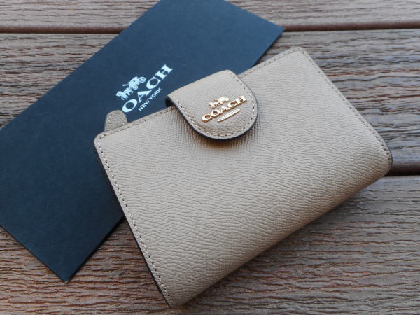 日本未発売 COACH コーチ クロスグレイン レザー ミディアム コーナージップ 高級2つ折り財布 6390 -Taupe- LAから最新本物をお届け(^^♪