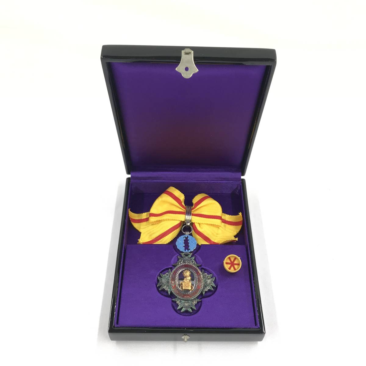 【数量限定，新品】 1393565 勲章 勲六等宝冠章 略章 共箱付き(勲章)｜売買されたオークション情報、yahooの商品情報をアーカイブ公開 - オークファン 勲章