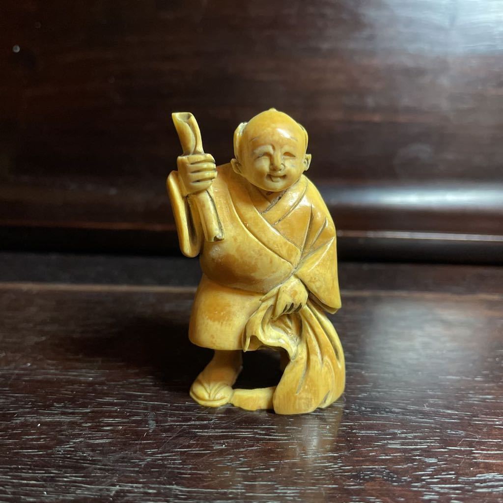 時代 根付 袋と紙を持つ男 提物 NETSUKE 印籠 東洋彫刻 ホビー、カルチャー