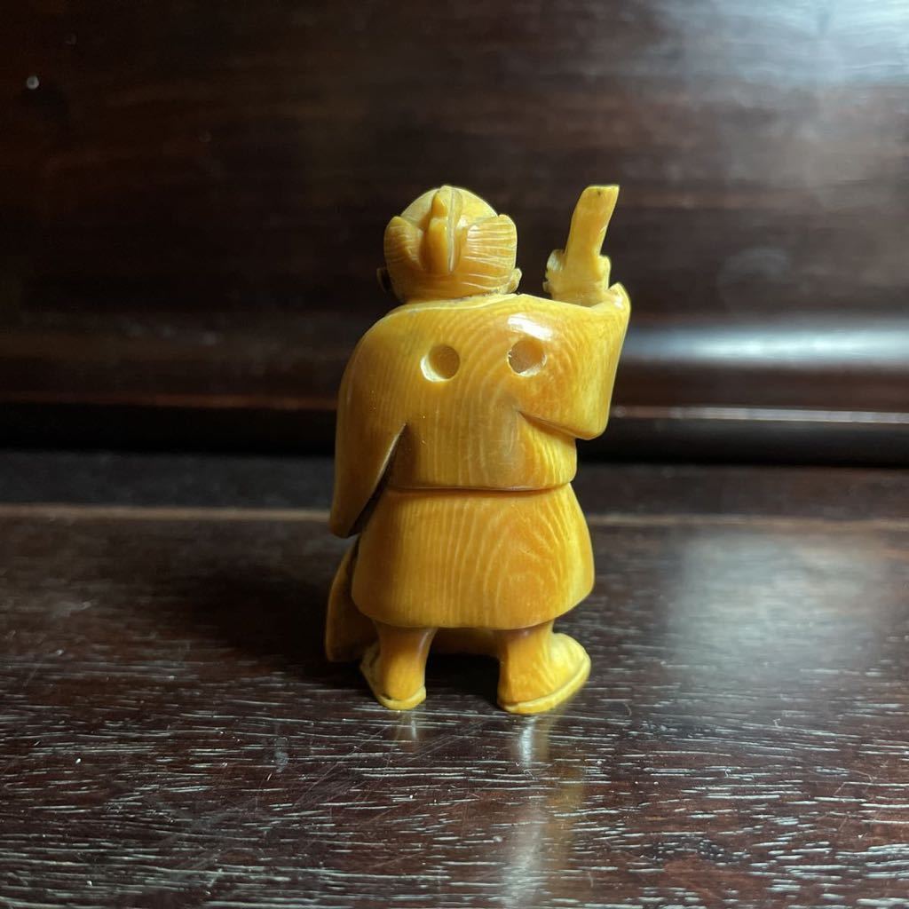 時代 根付 袋と紙を持つ男 提物 NETSUKE 印籠 東洋彫刻 ホビー、カルチャー