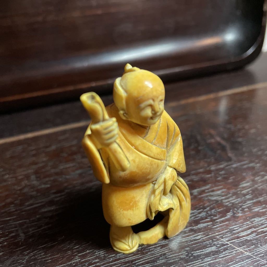時代 根付 袋と紙を持つ男 提物 NETSUKE 印籠 東洋彫刻 ホビー、カルチャー