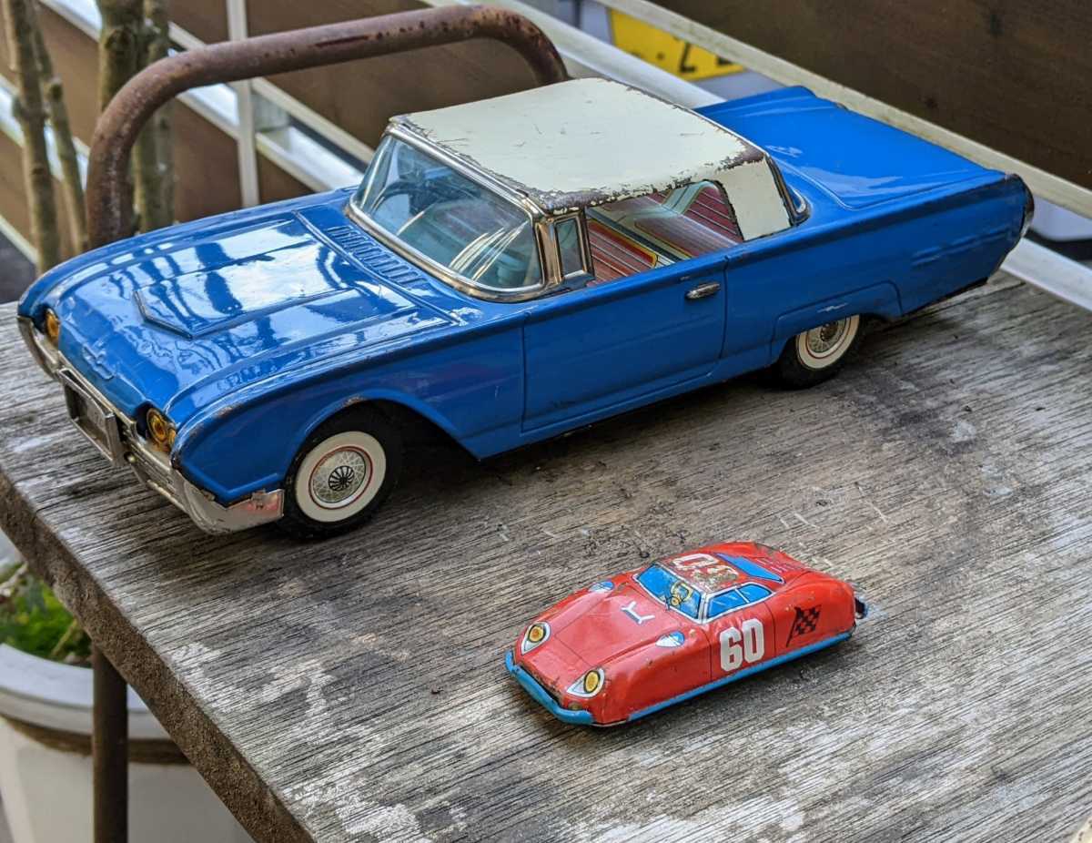 古いレトロなブリキの車 Made in Japan アメ車とレーシングカーの2台 