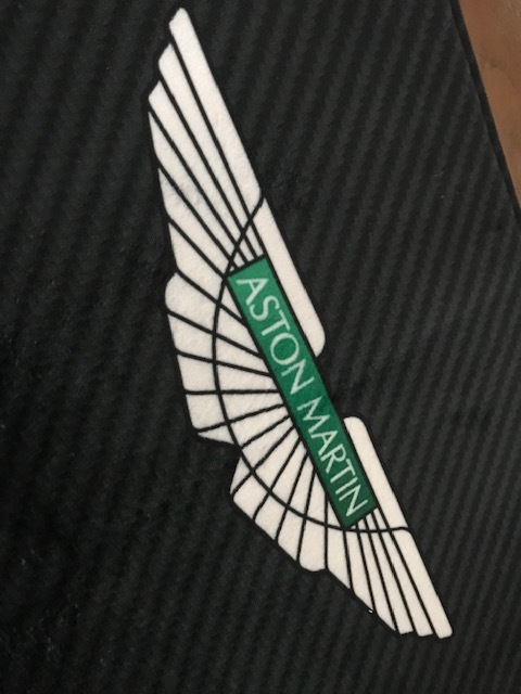 誰も持ってない Aston Martin アストンマーチンロゴ 部屋マット デスク下マット 玄関マット 送料安 ヴァンキッシュ ヴァンテージ その他 売買されたオークション情報 Yahooの商品情報をアーカイブ公開 オークファン Aucfan Com