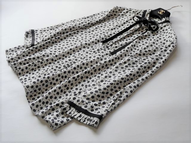 Zara ザラ 小花柄ブラウス サイズm 白 黒 トップス 売買されたオークション情報 Yahooの商品情報をアーカイブ公開 オークファン Aucfan Com