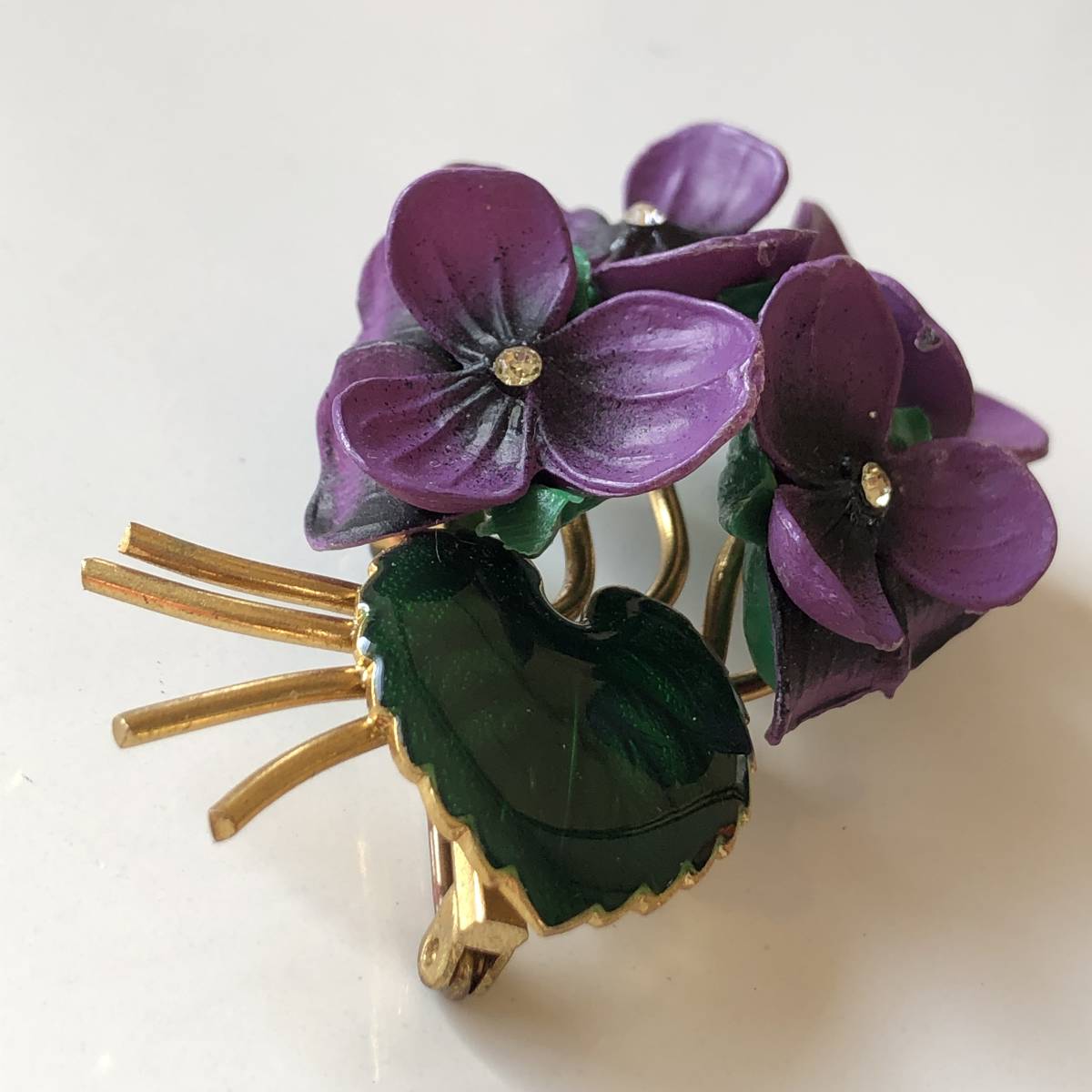 スミレの花束のブローチ ドイツ製 ヴィンテージ プラスチックとエナメル その他 売買されたオークション情報 Yahooの商品情報をアーカイブ公開 オークファン Aucfan Com