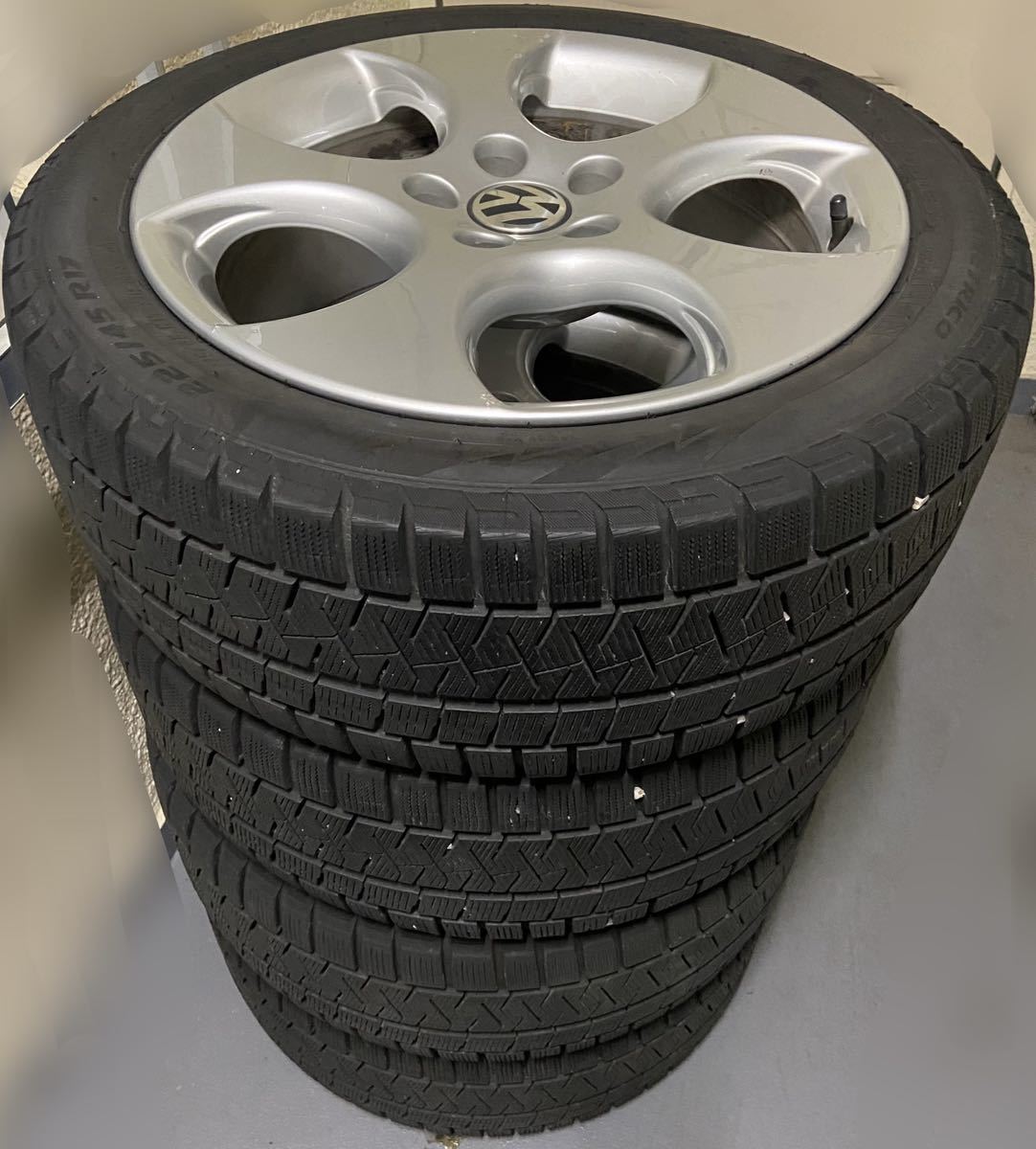 年末セール！VW純正ホイール /ピレリ 4分山スタッドレス225/45/17 年末セール！VW純正ホイール /ピレリ 4分山スタッドレス225/45/17 VW
